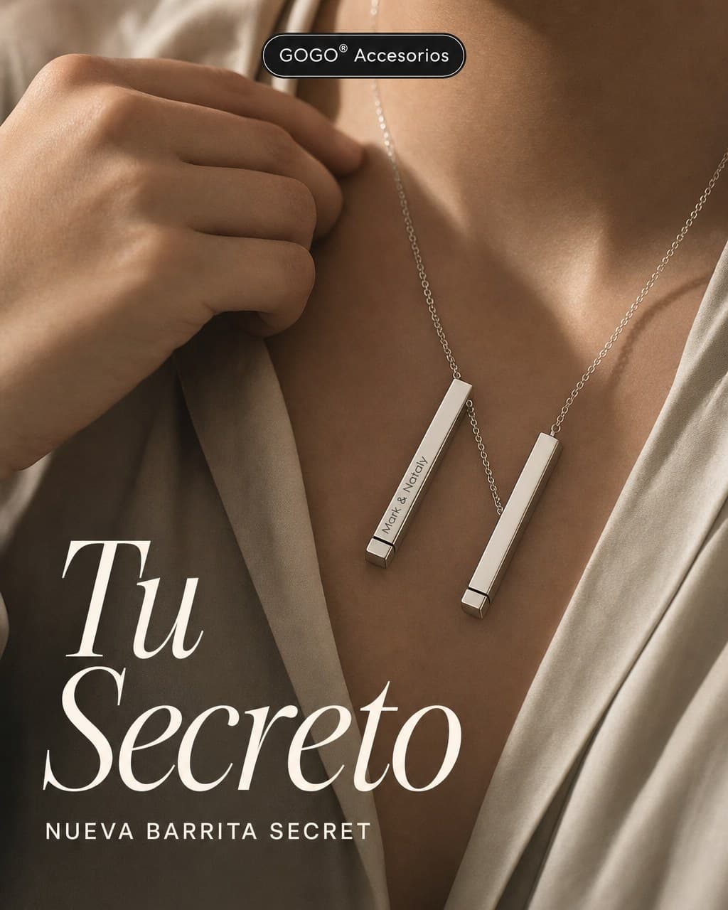 Anuncio de accesorios personalizados para GOGO: una modelo lleva dos collares de barra plateados