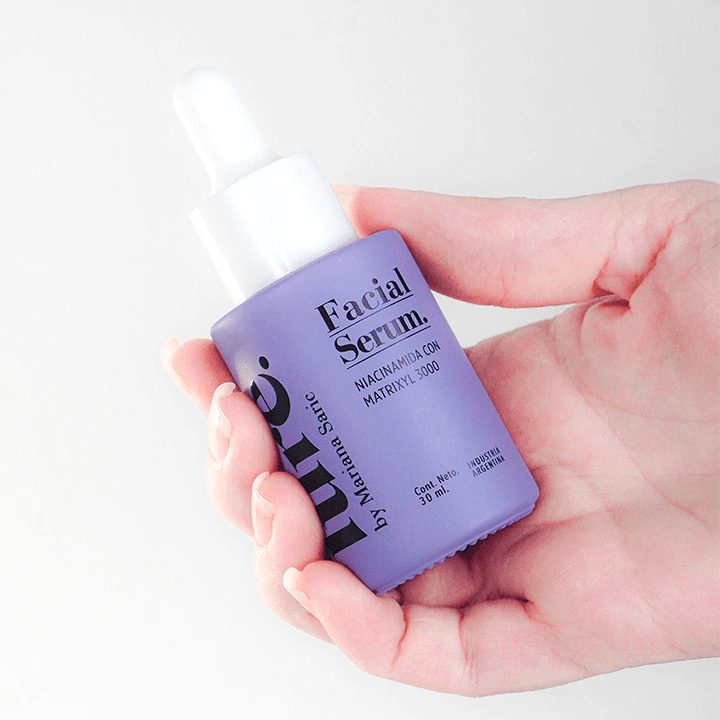 Foto de producto: el serum facial de luré sostenido en la mano